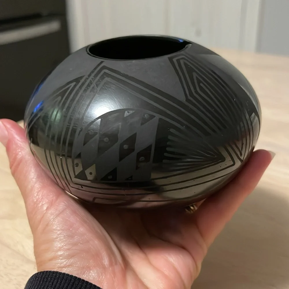 Mata Ortiz Mexican Black Pottery signed by artisan Josi Cato - Picture 5 of 11